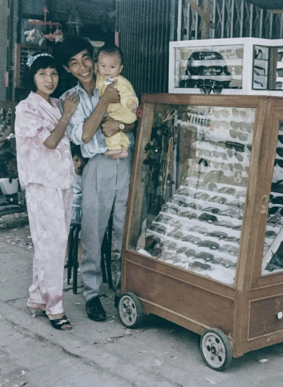 Gia đình Đức Phương bên chiếc xe kính nhỏ trong những năm đầu kinh doanh, năm 1992